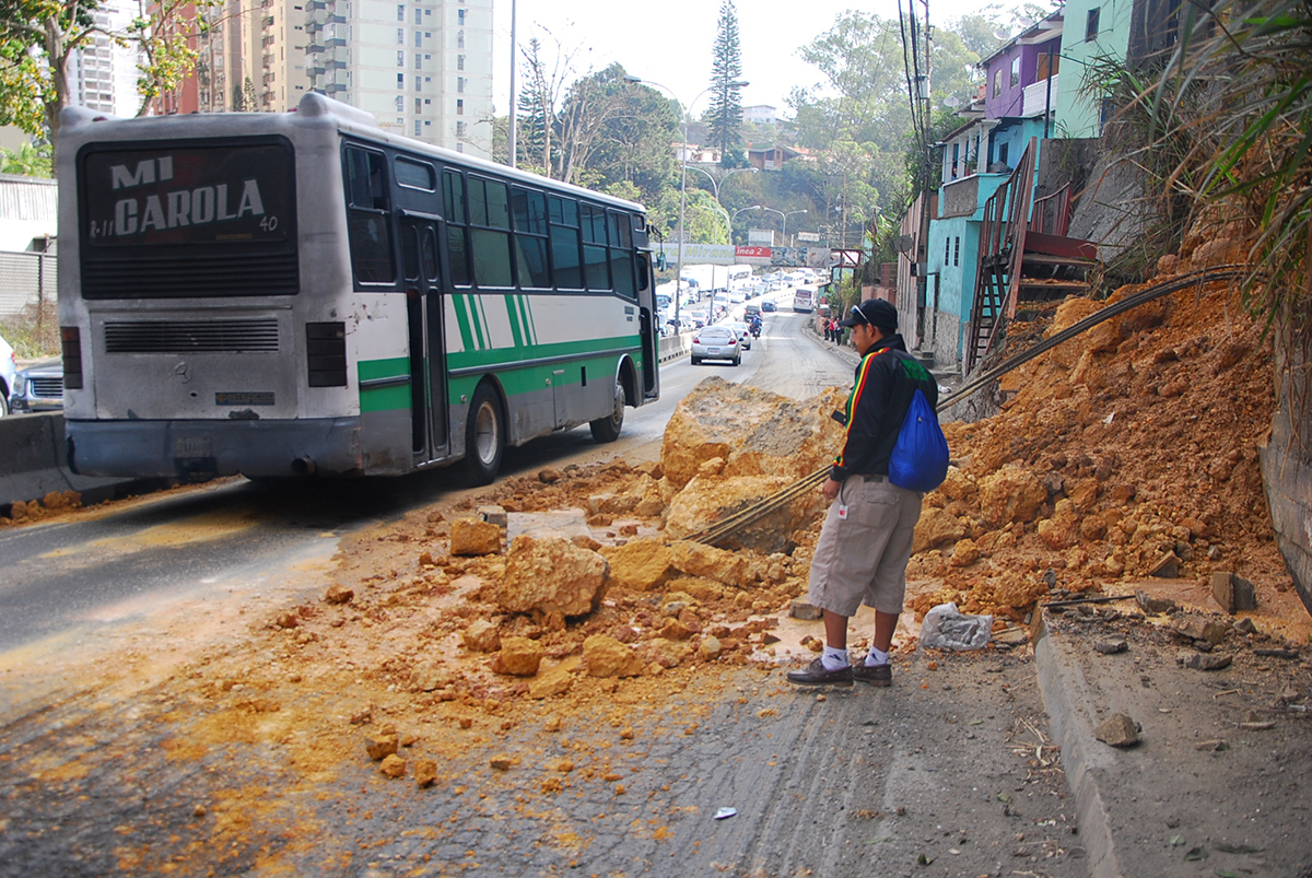 Derrumbe en km 24 complicó tránsito en la Panamerican
