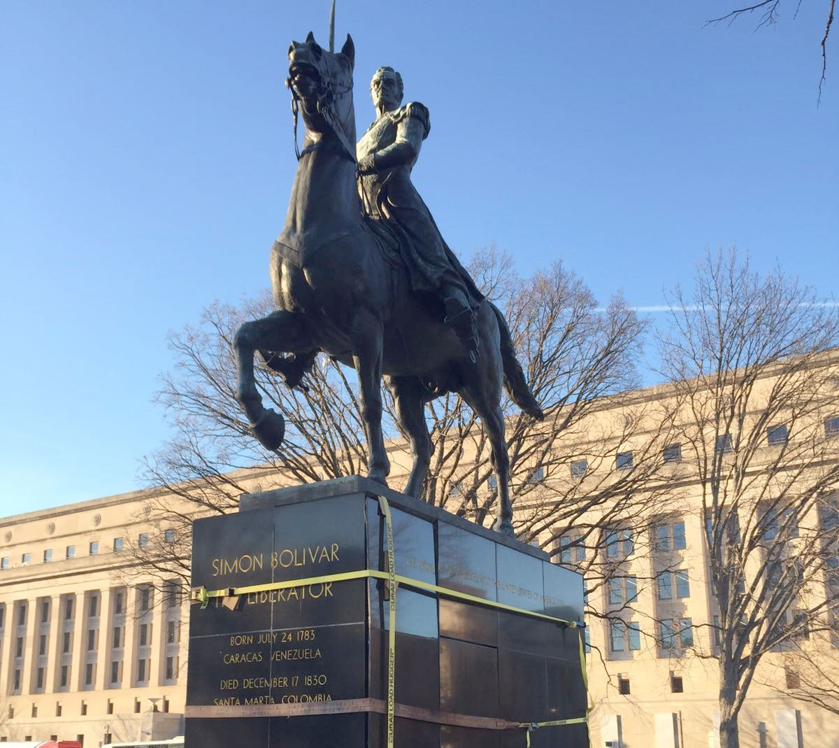 En ruinas la estatua de Simón Bolívar en Washington DC, EE.UU