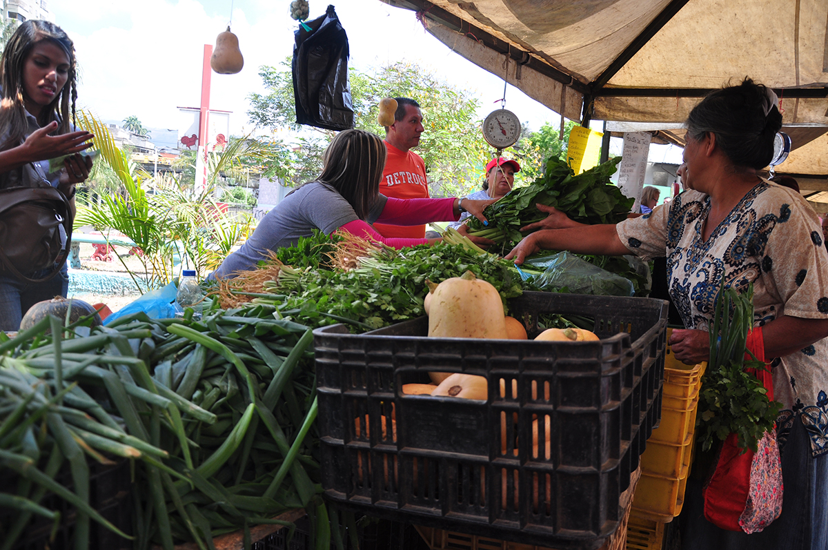 Recorren hasta cuatro establecimientos para  resolver mercado semanal   