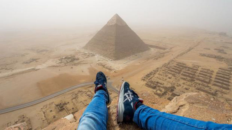 Turista escala pirámide en Egipto y captura espectacular vista