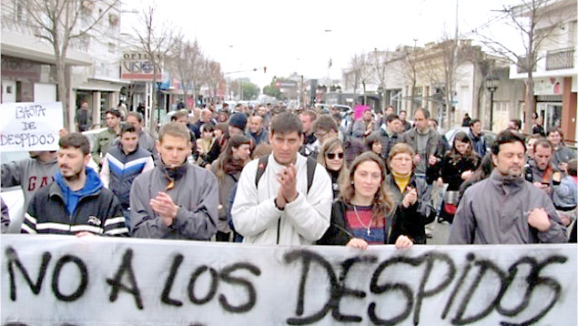 Argentinos se lanzan a las calles protestando contra despidos masivos