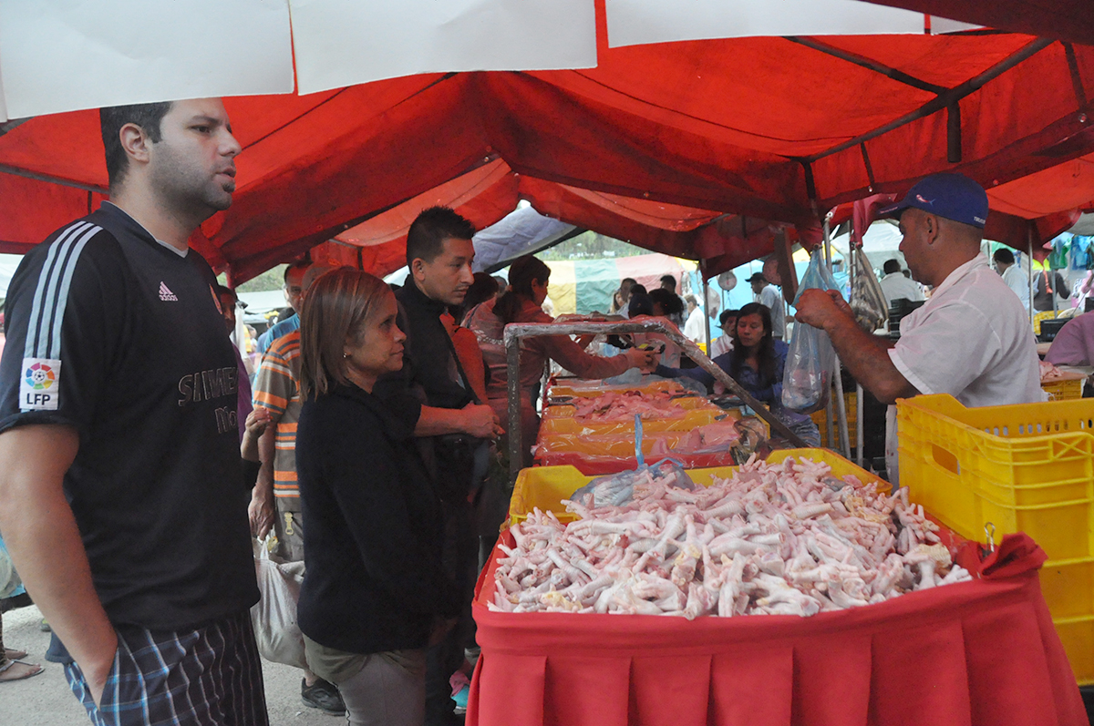 Precios de carne y pollo están inalcanzables en mercadito de la Miranda