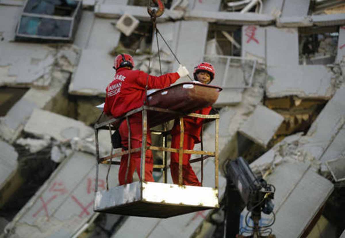 Carrera para salvar a 120 personas enterradas tras el sismo en Taiwán