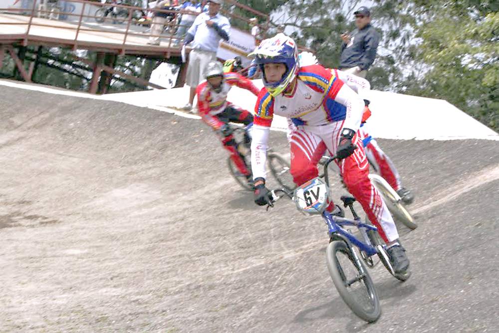 Sanantoñero Milano trajo oro de Chile del Latinoamericano de BMX