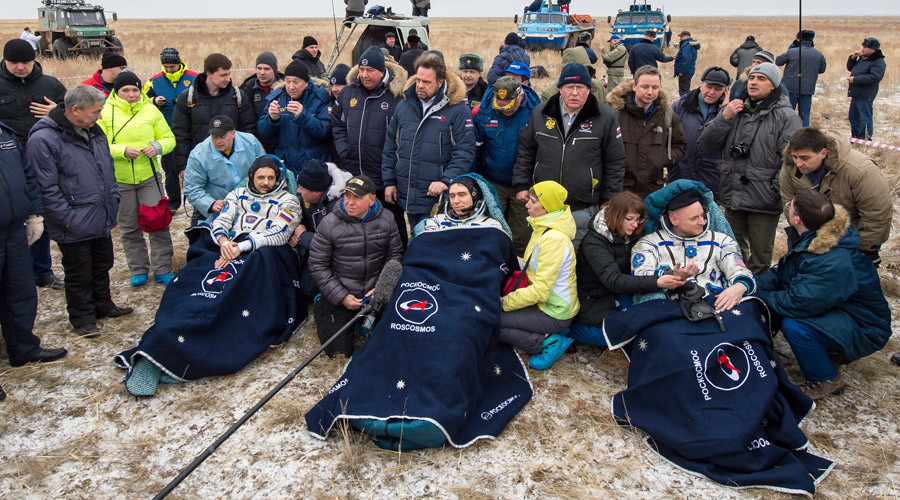 Astronautas regresan a la Tierra tras récord de 340 días en ISS