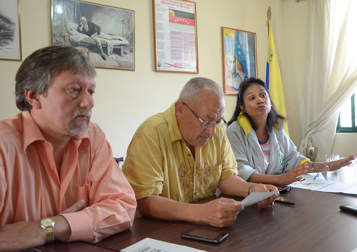 Docentes piden aumento de 120%