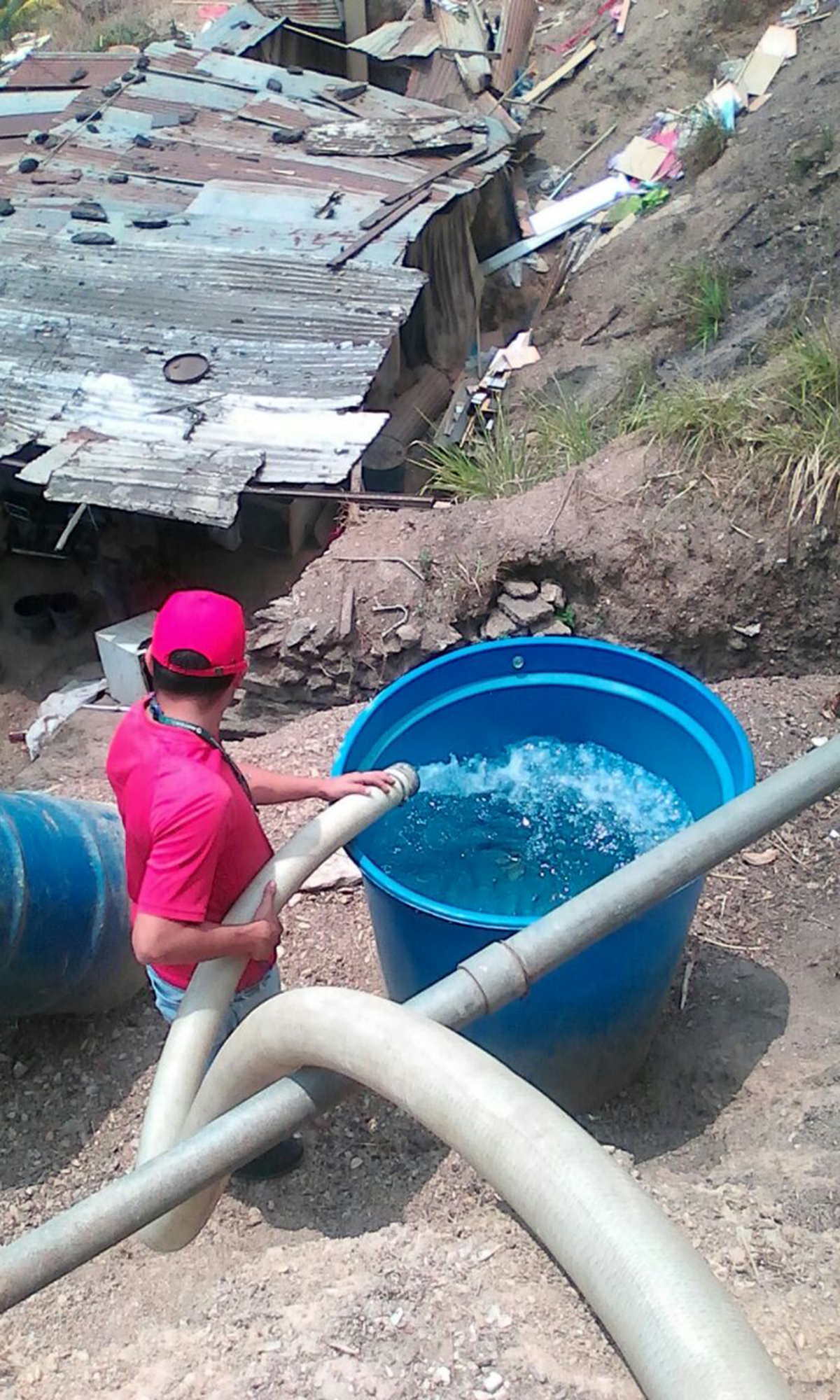 Cisternas reparten 70 mil litros en dos parroquias