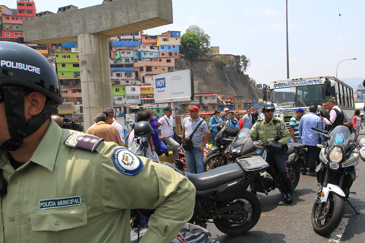 Policía que iba de pasajero abatió a dos atracadores