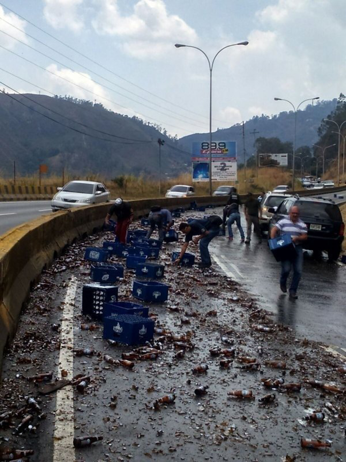 Gandola cargada de cerveza perdió la carga en la Panamericana