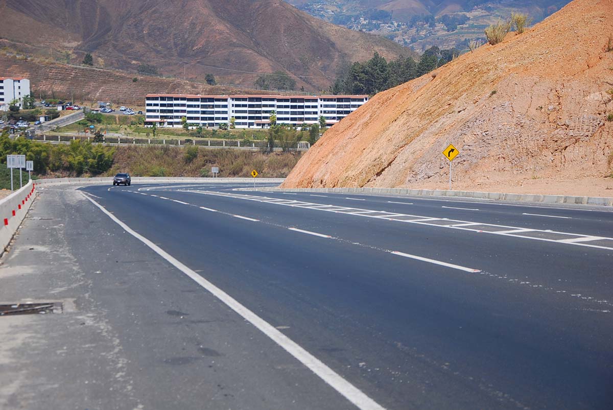 Reportan hundimientos en varios tramos de la Circunvalación