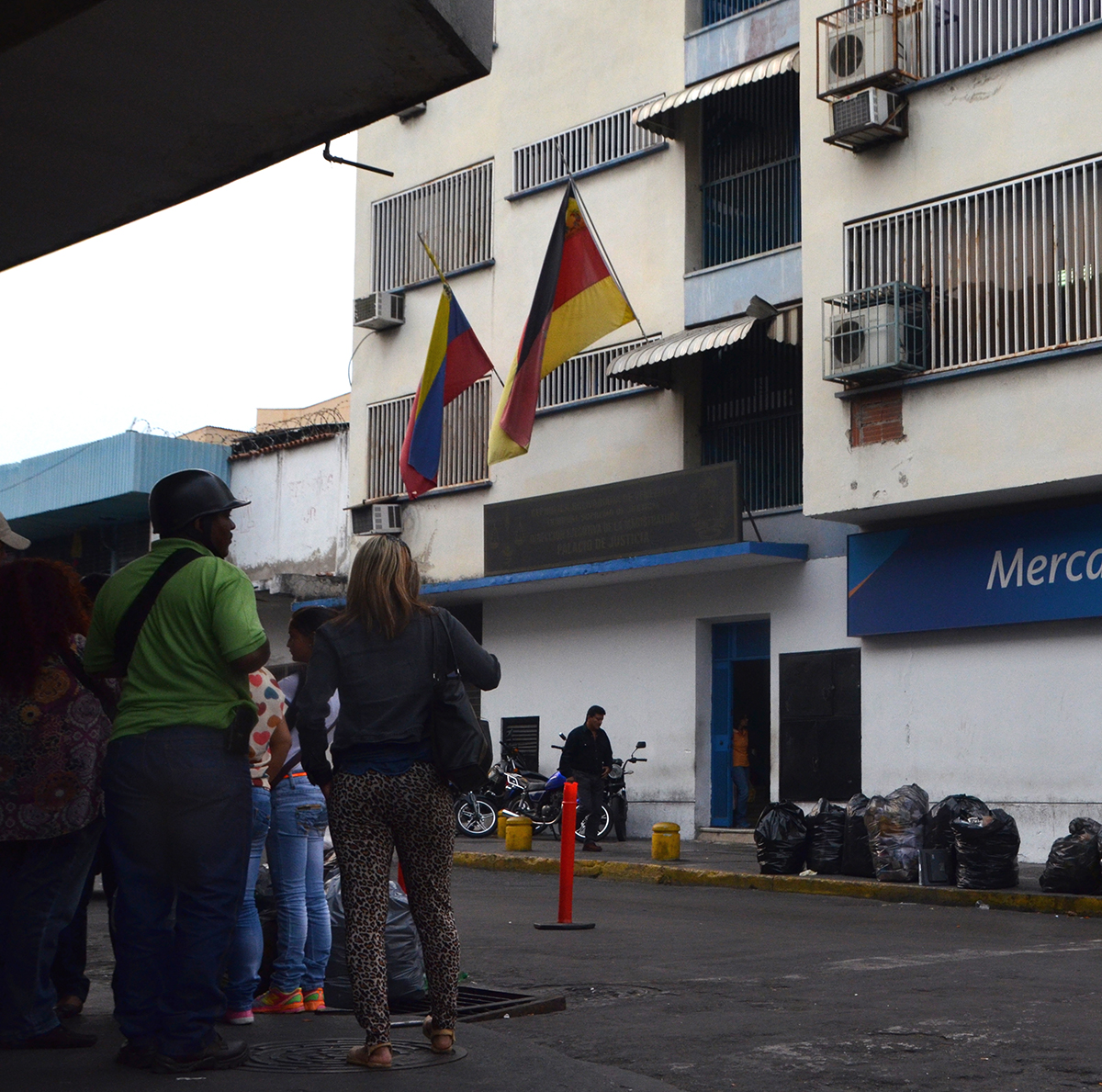 Hieren a jueza quinta de control frente a tribunales de Los Teques (Vídeo)