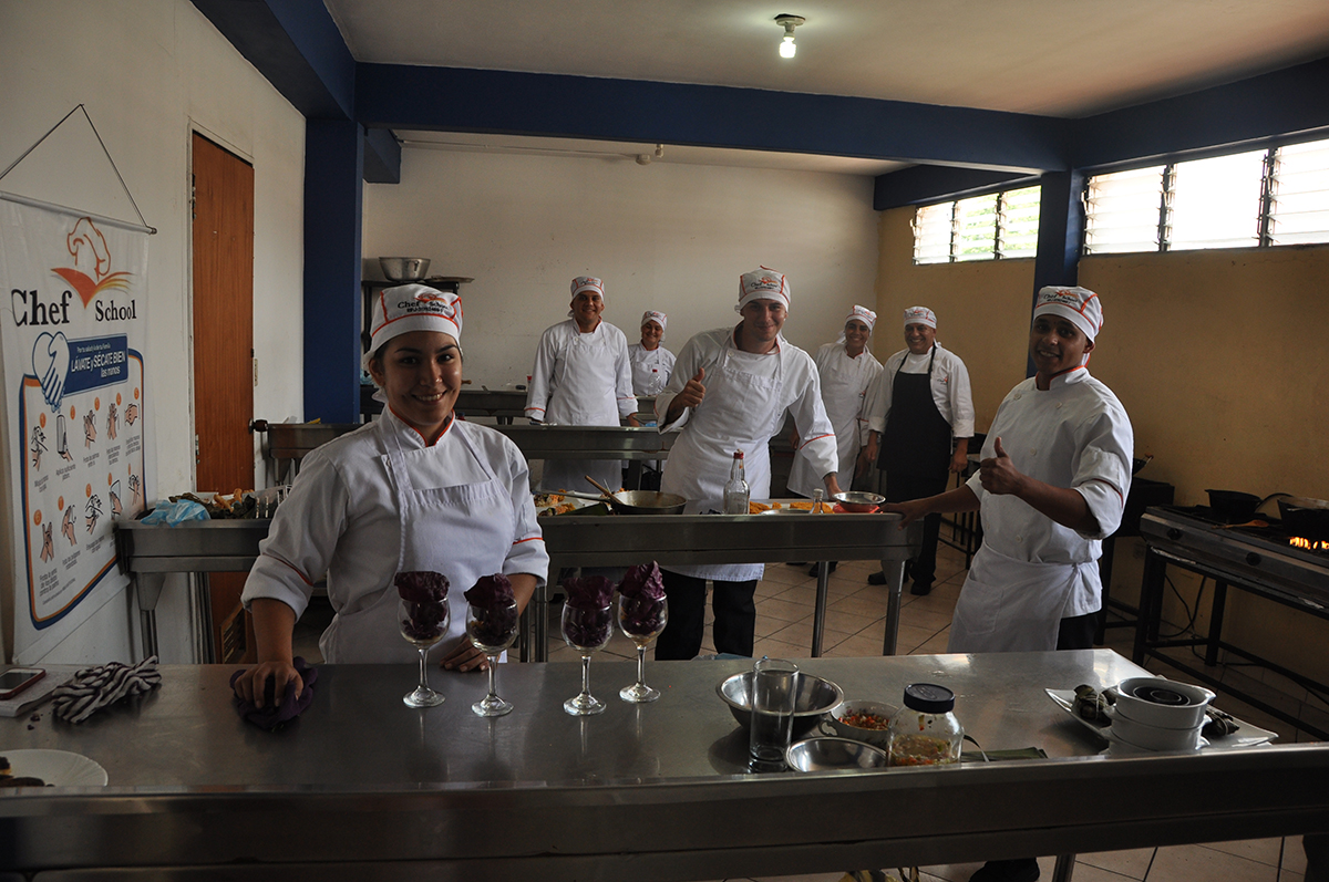 Participantes de la Escuela de Cocineros celebra su graduación