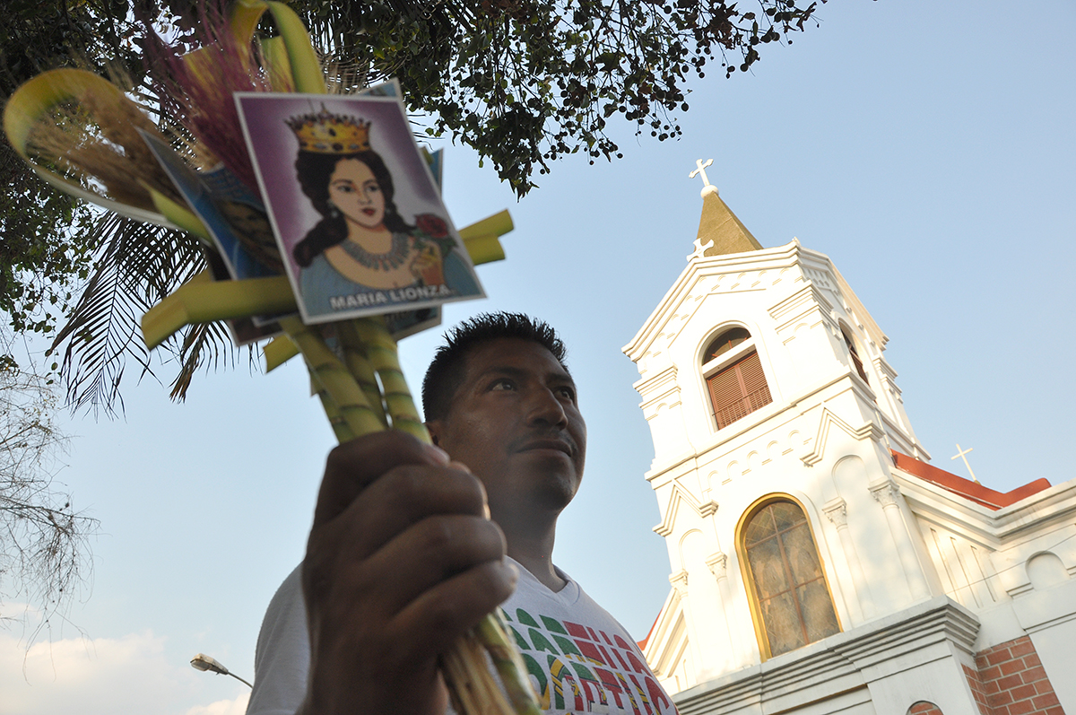 Fieles católicos veneran  el Domingo de Ramos