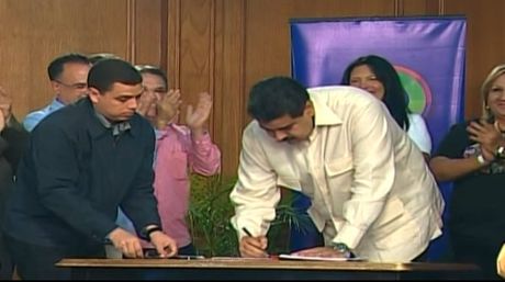 Nicolás Maduro firmó primer contrato colectivo para los trabajadores de la educación