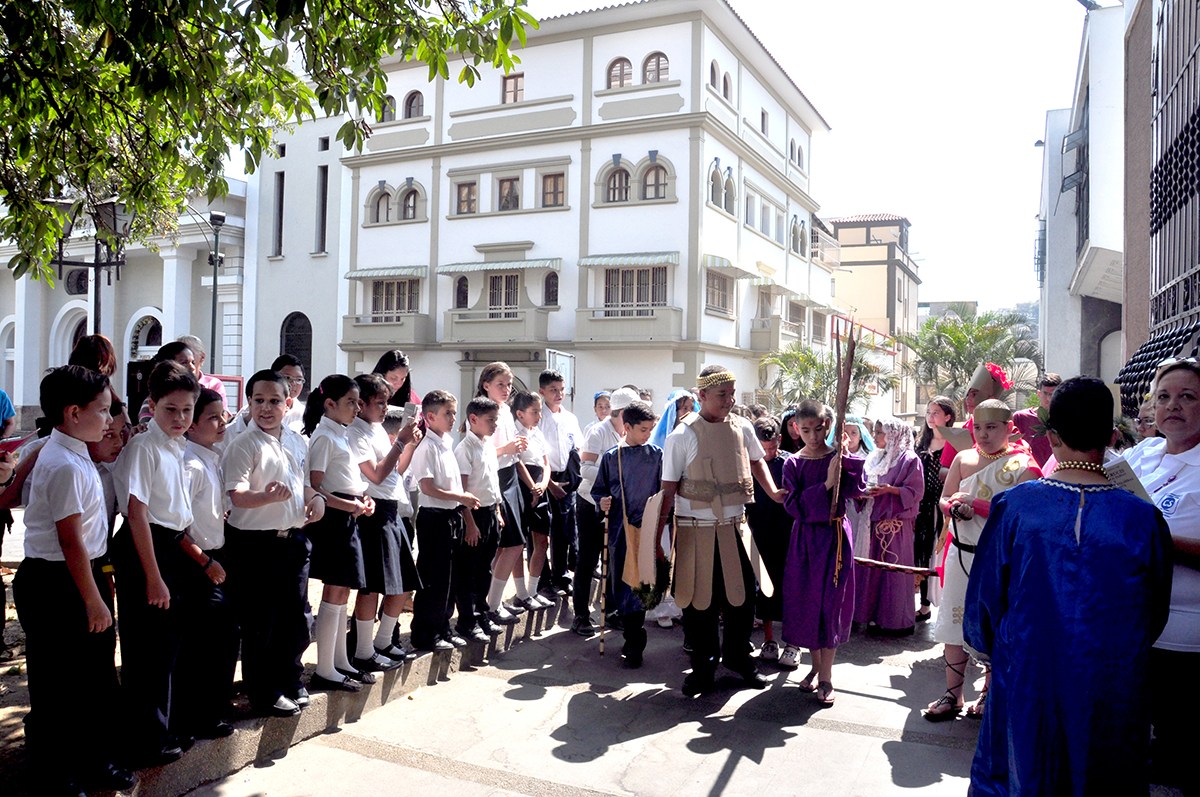 120 niños escenificaron la crucifixión de Jesús