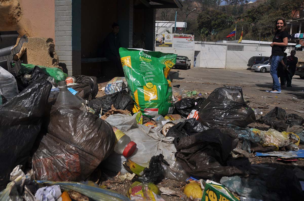 Basura colma calles de Ramo Verde