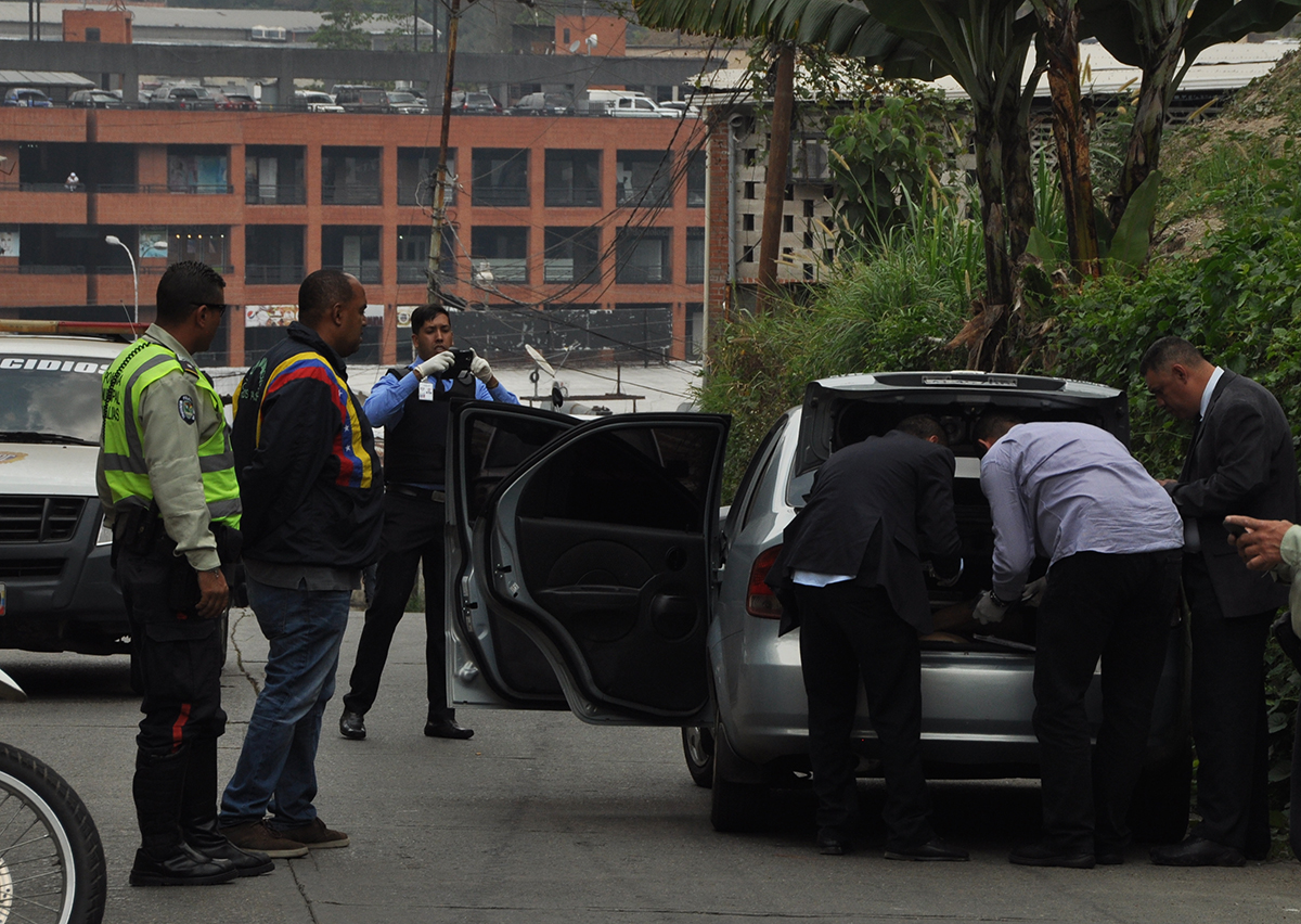 Hallan cadáver tiroteado en el maletero de un carro