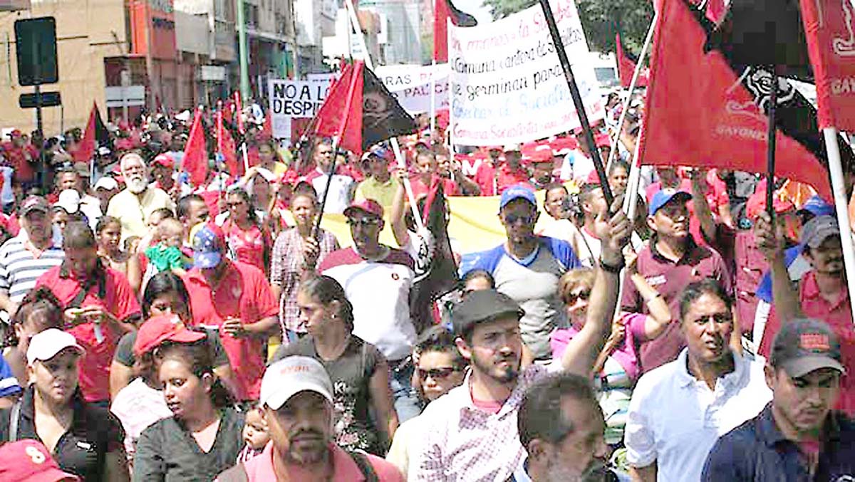 Protestaron en rechazo a decretos del Parlamento