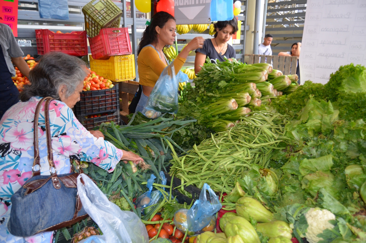 Amplían gama de productos vendidos en mercaditos