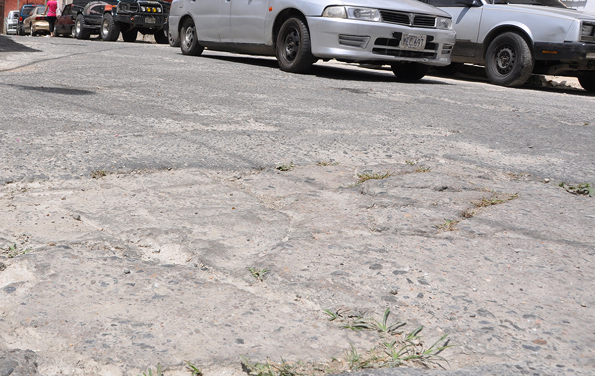 Conductores hacen piruetas para esquivar los huecos