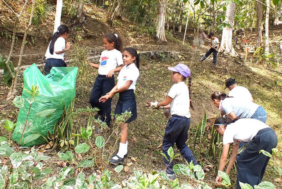 350 niños sanearon parque Gustavo Knoop