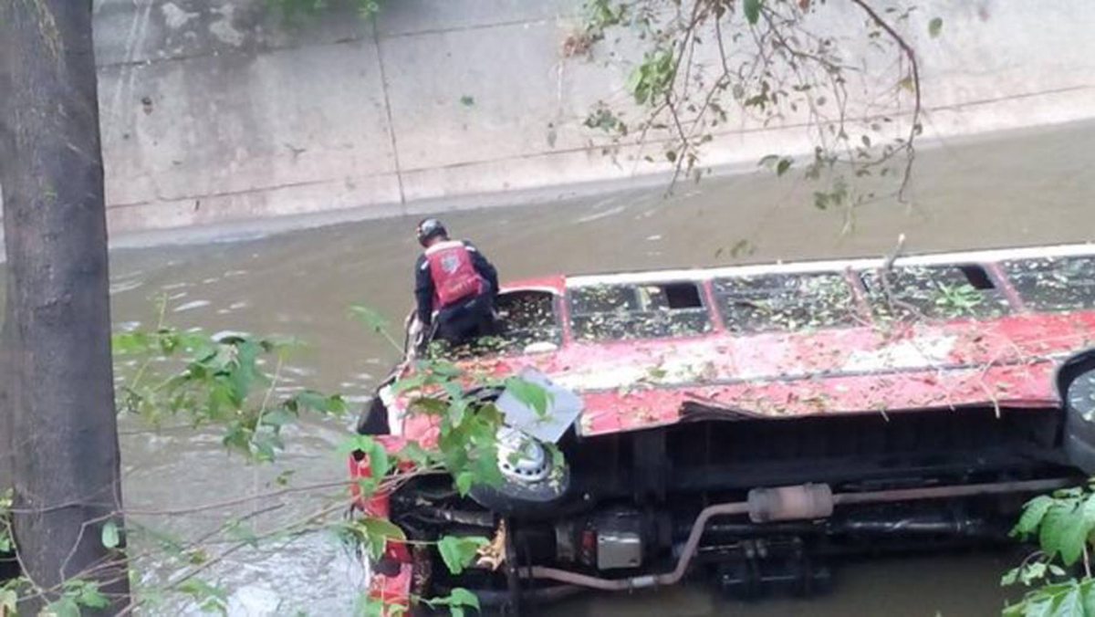 Cayó autobús en el Río Guaire a la altura de San Agustín