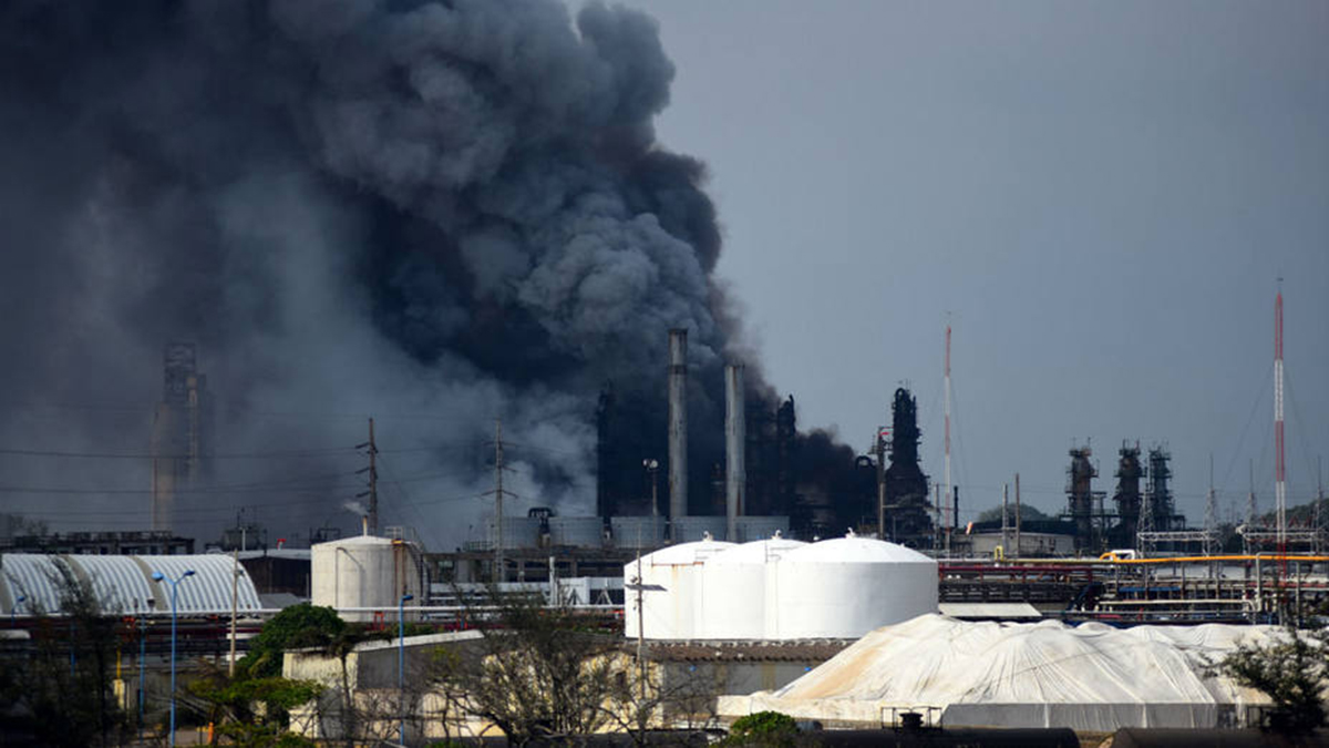 Suben a los 13 muertos por explosión en petrolera de México