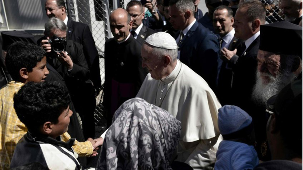 El Papa regresó a Roma con 12 refugiados que mantendrá el Vaticano