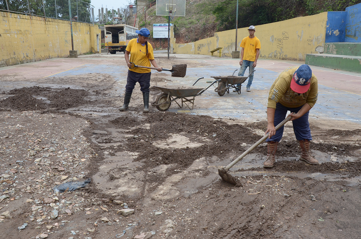 Mantenimiento Miranda realizó limpieza de cancha de la UE Carmen López