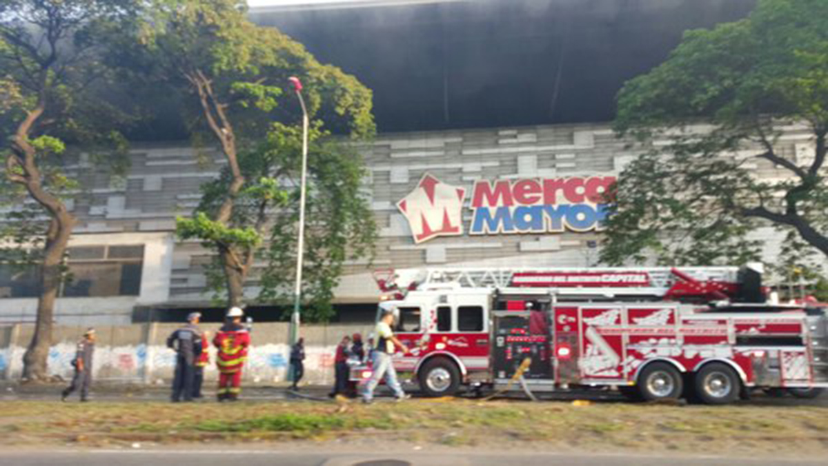 Se incendió parte del Mercamayor de Antímano