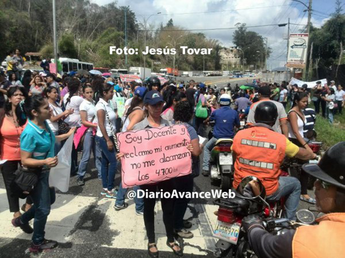 Docentes mirandinos protestan en la Panamericana por mejoras salariales