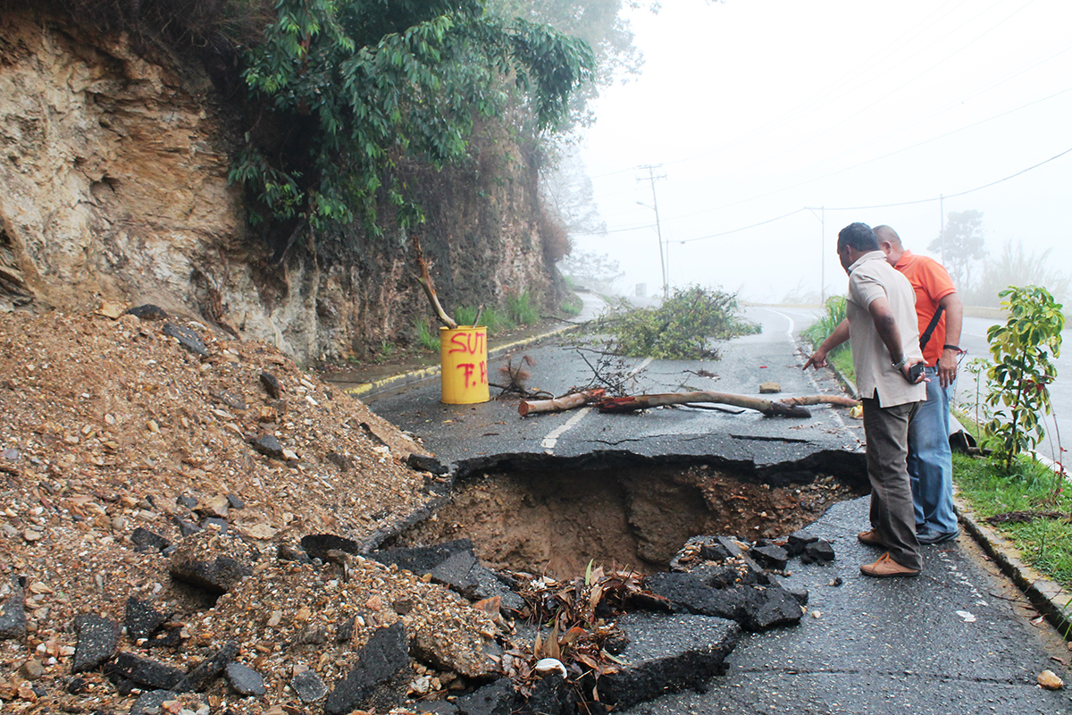 Temen que huecote se trague vía en Llano Alto