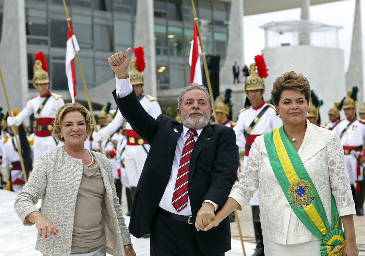 Rechazan incluir sospechas de corrupción en juicio a Rousseff