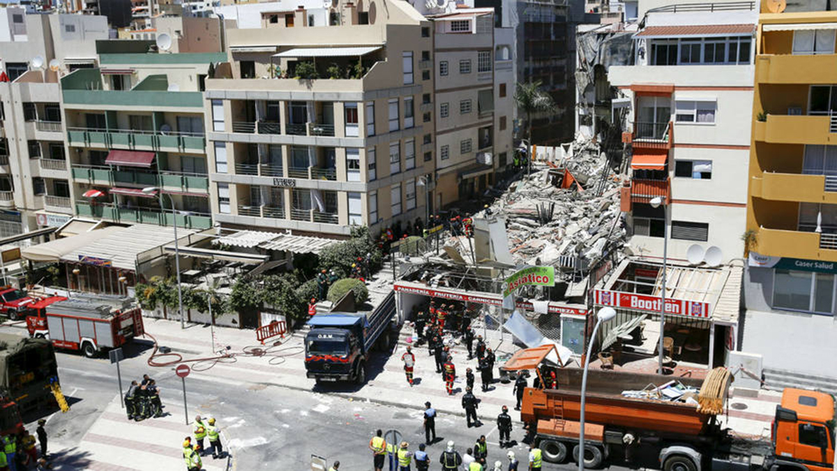 Un muerto y nueve desaparecidos al caerse un edificio en Tenerife
