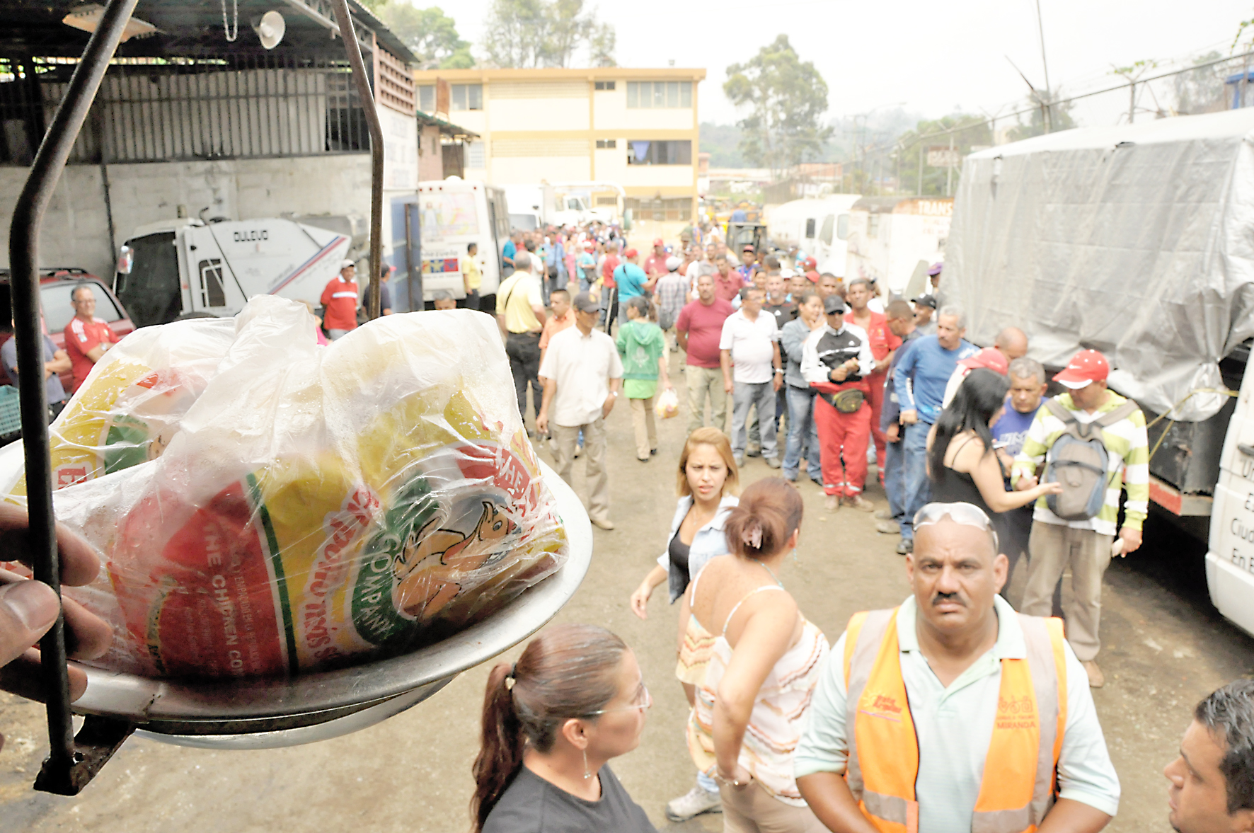 Trabajadores de El Concejito  compraron pollo barato