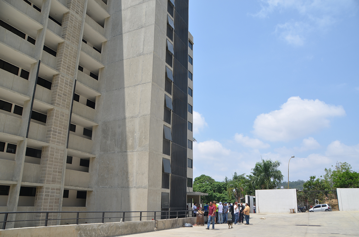 Temen invasión de apartamentos inconclusos