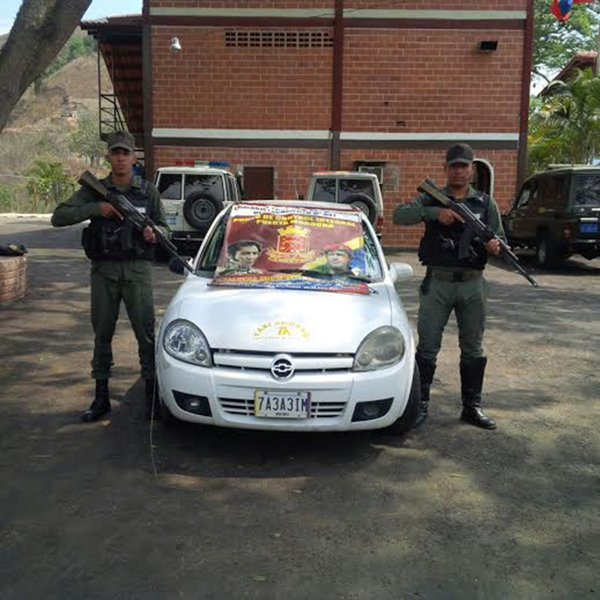 Recuperan taxi en vía hacia Tejerías