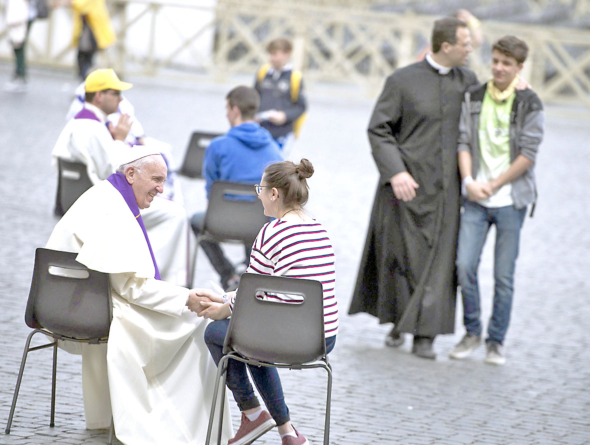 Jóvenes se pudieron confesar con el papa Francisco