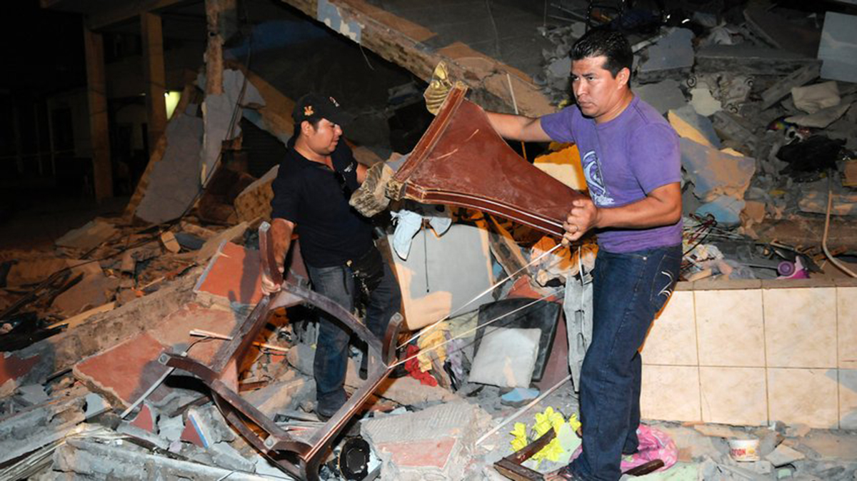 77 muertos y 588 heridos por potente terremoto en Ecuador