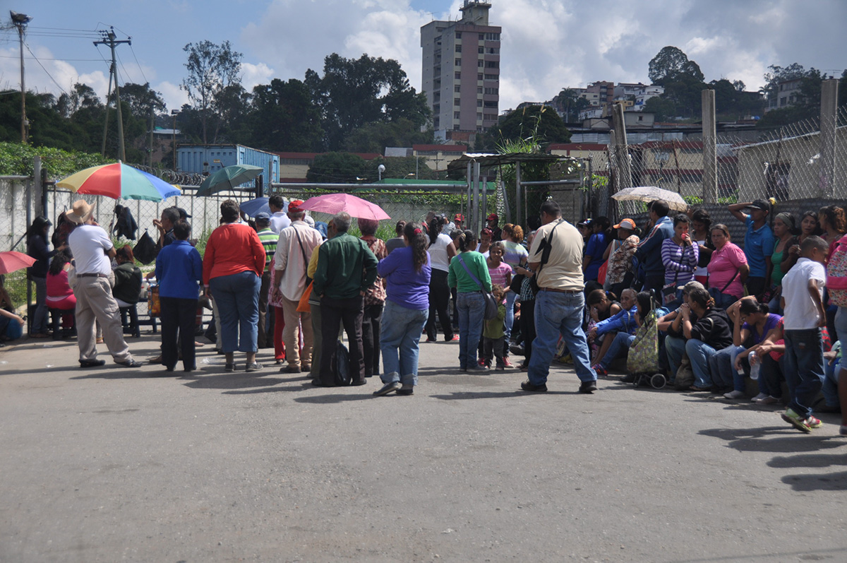 Atacan con armas blancas a mujeres que pernoctaban en el mercado