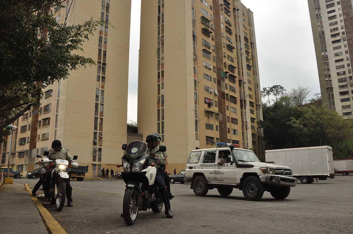 10 sujetos armados causan pánico en edificio