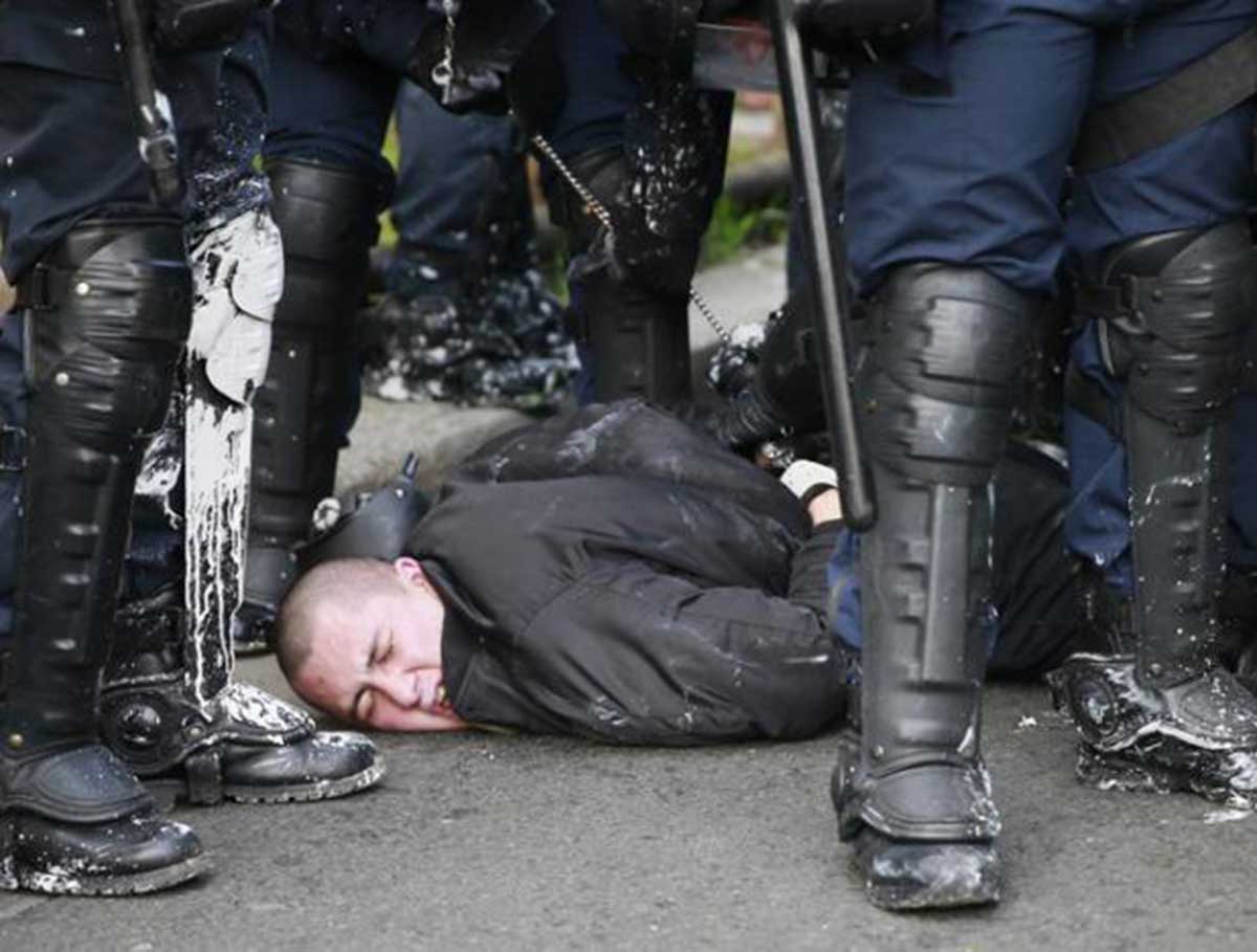 Policía de Francia arresta a 130 personas que protestaban contra reforma laboral