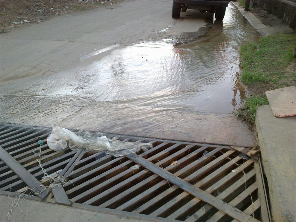Chorro de agua limpia se desperdicia en el 23 de Enero