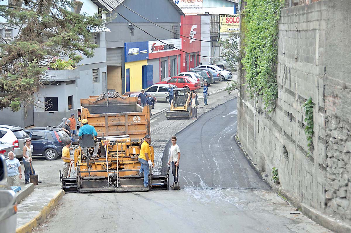 320 toneladas de asfalto en la zona industrial Las Minas