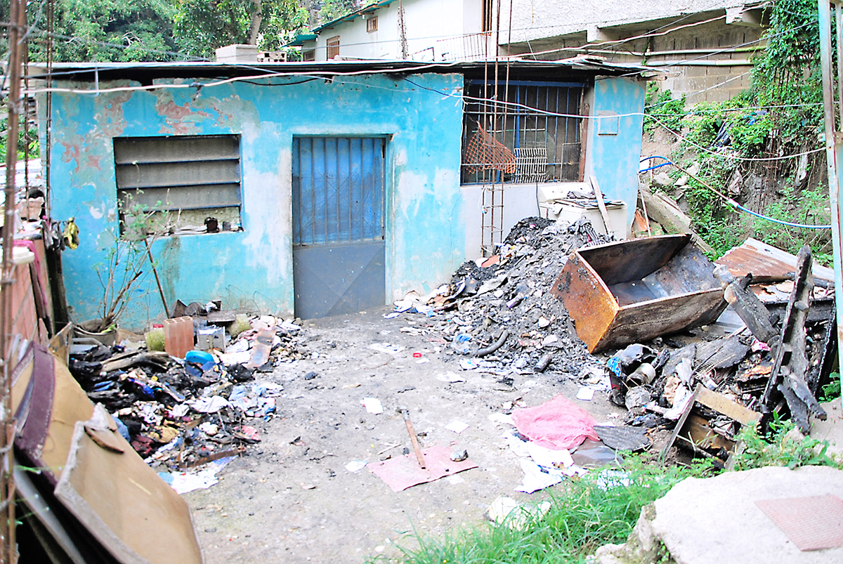 Autorizan recolección de escombros en vivienda incendiada