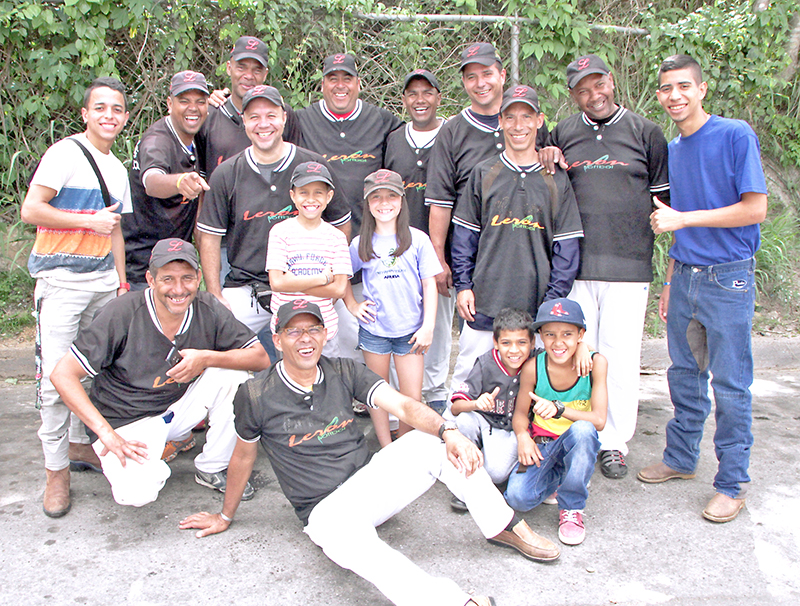 Peloteros de Leron rindieron homenaje al Supervisor Leandro García