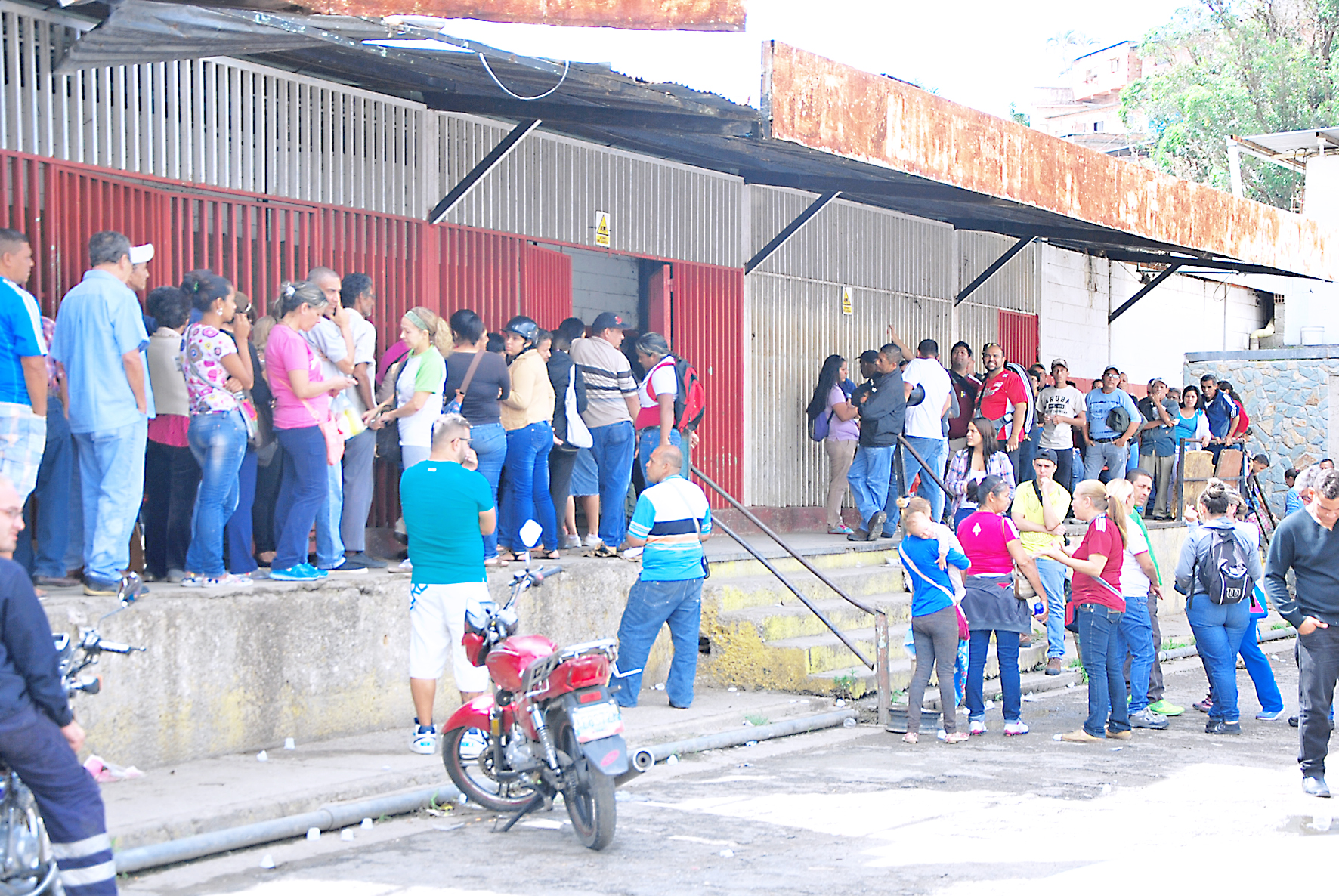 Casi tumban portón por comida