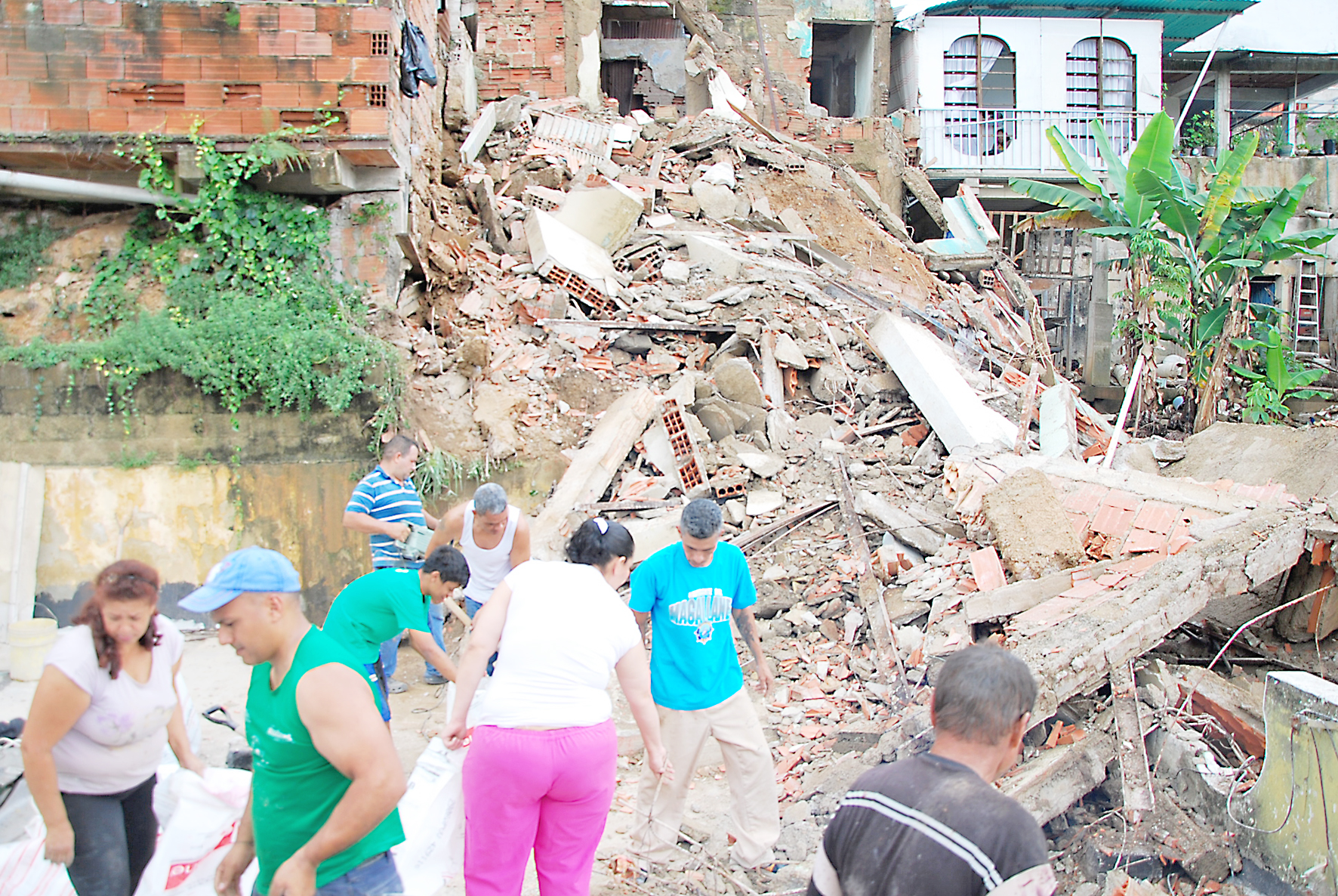 Se cayó una casa y dejó seis más en alto riesgo