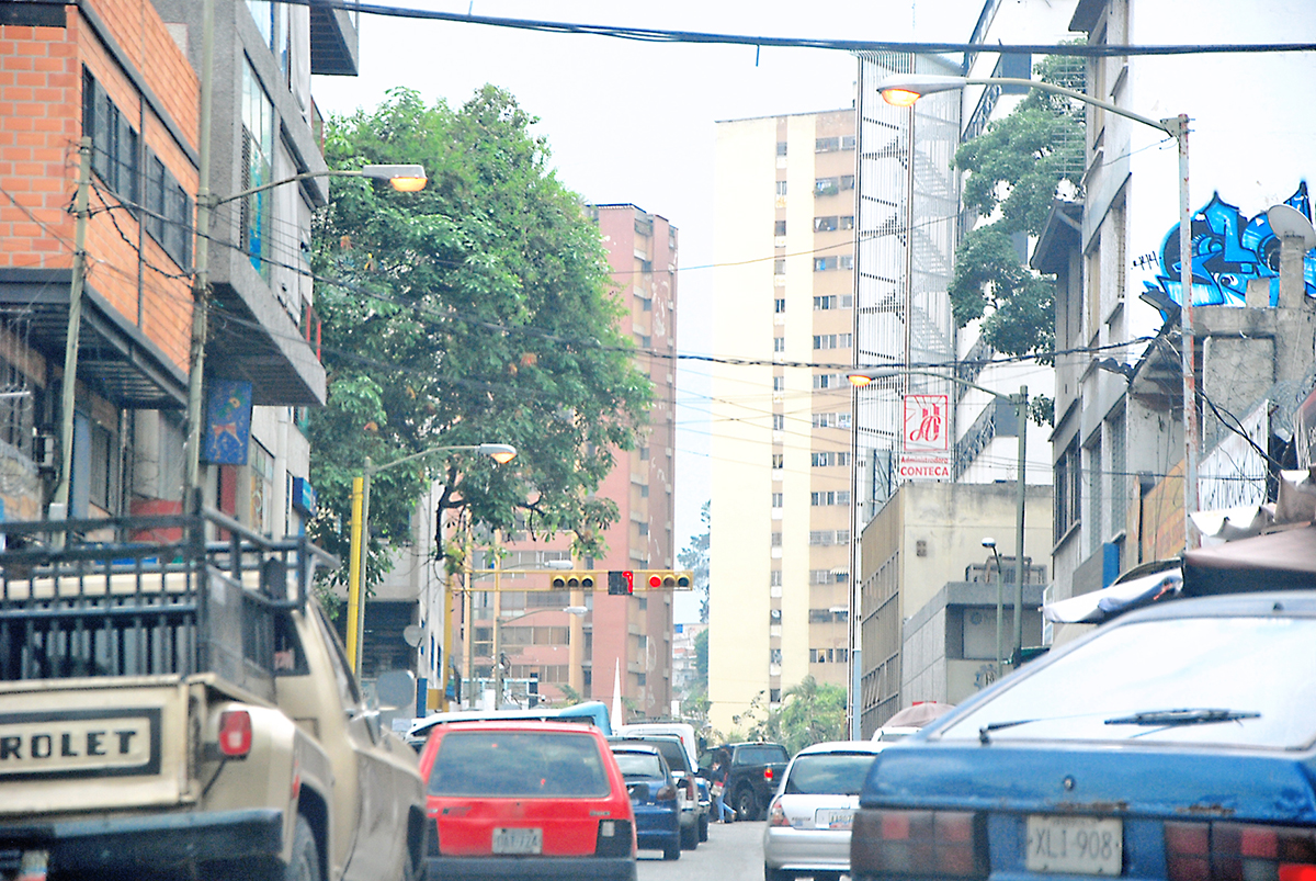 Bombillos de la Carabobo están encendidos todo el día