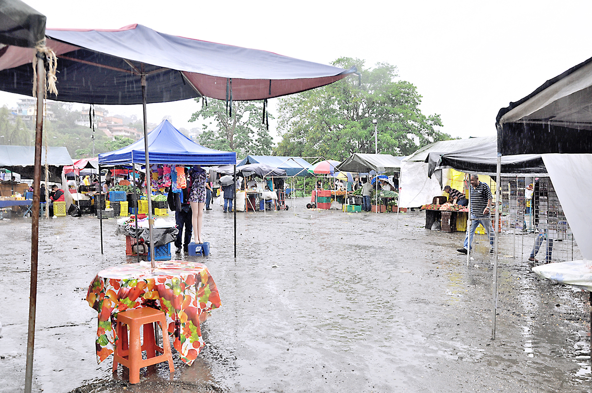 Pese a la lluvia, la gente salió a buscar comida